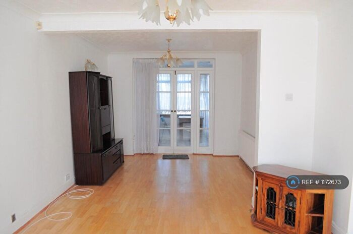 3 Bedroom Terraced House To Rent In New Park Avenue, Palmers Green, N13