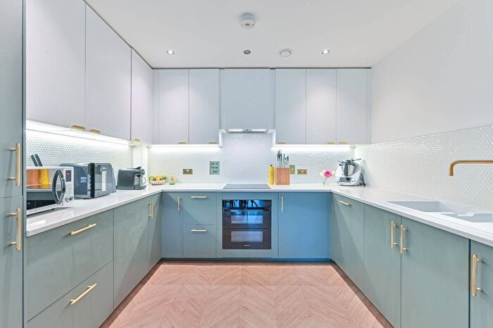 2 Bedroom Flat For Sale In Sam King Walk, Camberwell, London, SE5
