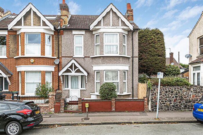 3 Bedroom End Of Terrace House For Sale In Alexandra Road, South Woodford, E18