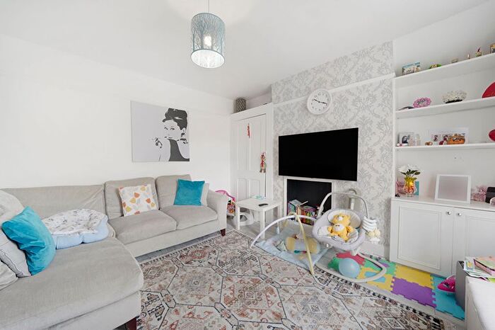 2 Bedroom Flat For Sale In Victoria Road, Barnet, EN4