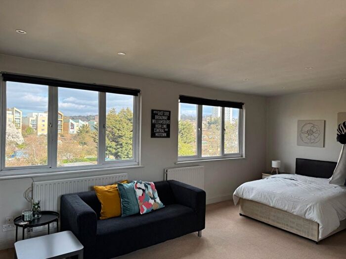 Studio To Rent In Hendon Way, London, NW2