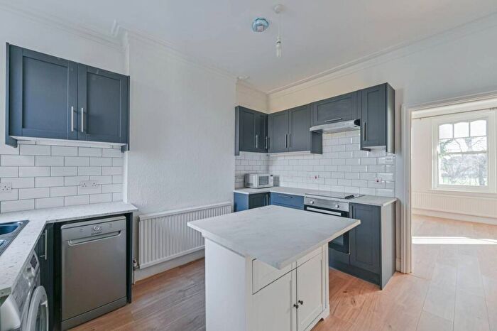 3 Bedroom Flat To Rent In London Road, Tooting, Mitcham, CR4