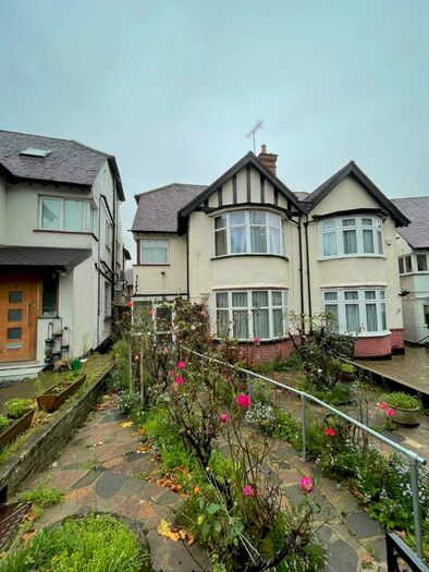 4 Bedroom Semi-Detached Bungalow To Rent In Wentworth Road, London, NW11