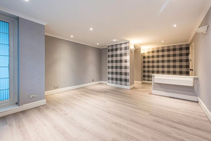 3 Bedroom Flat To Rent In Brook Lodge, Golders Green, London, NW11