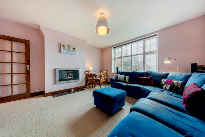 2 Bedroom Flat To Rent In Kings Avenue, London, SW4