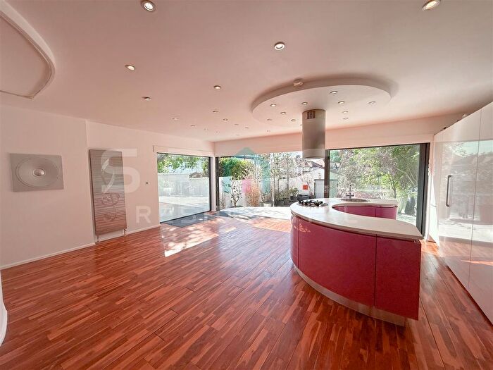 4 Bedroom Detached House For Sale In Elmgate Gardens, Edgware, HA8