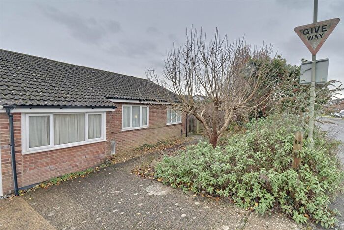 3 Bedroom Semi-Detached Bungalow For Sale In Redwing Road, Clanfield, Waterlooville, PO8