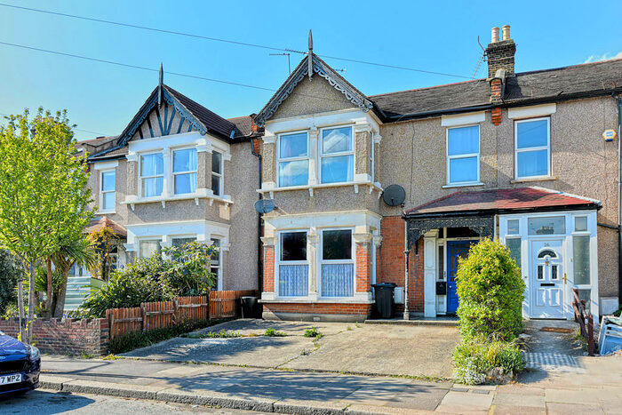 2 Bedroom Apartment To Rent In Highland Gardens, Ilford, IG1