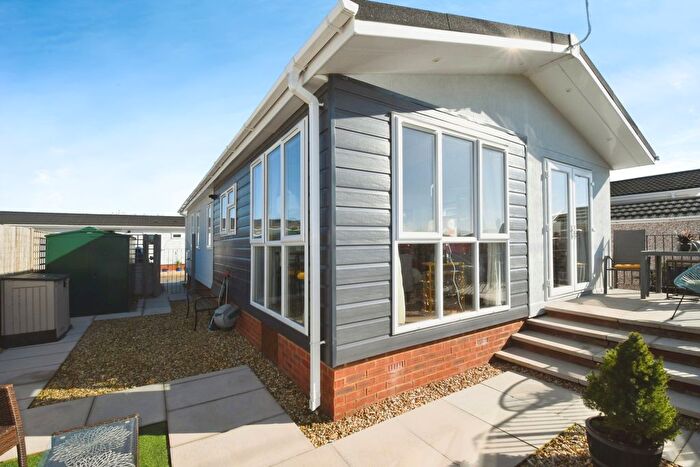 2 Bedroom Mobile/park Home For Sale In Kirkstead Bridge Park, Martin Dales, Woodhall Spa, Lincolnshire, LN10