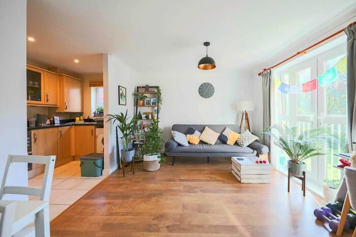 1 Bedroom Flat To Rent In Gilbert White Close, Perivale, Greenford UB6