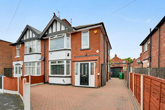 3 Bedroom Semi-Detached House For Sale In Bedford Grove, Nottingham, NG6