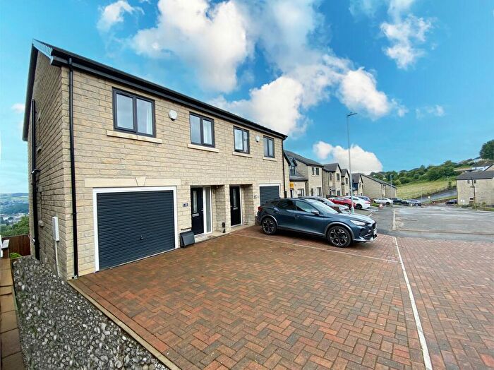 4 Bedroom Semi-Detached House To Rent In Rosemeade Court, Huddersfield, HD5