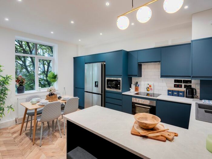 Apartment To Rent In Apt, Yelland House #, BS1