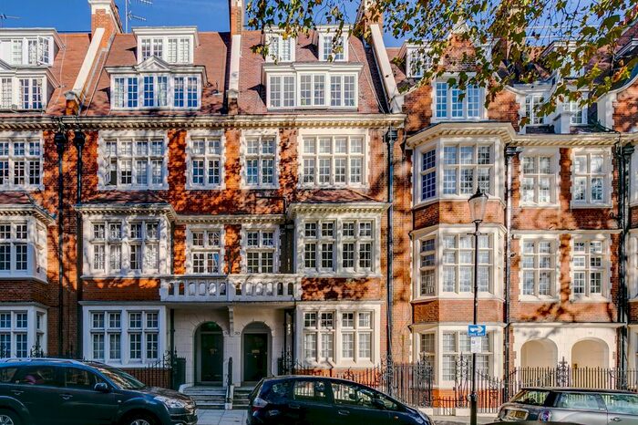 3 Bedroom Flat To Rent In Hornton Street, Kensington, W8