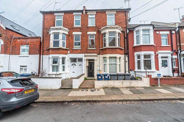 Studio To Rent In Bellevue Road, London, N11