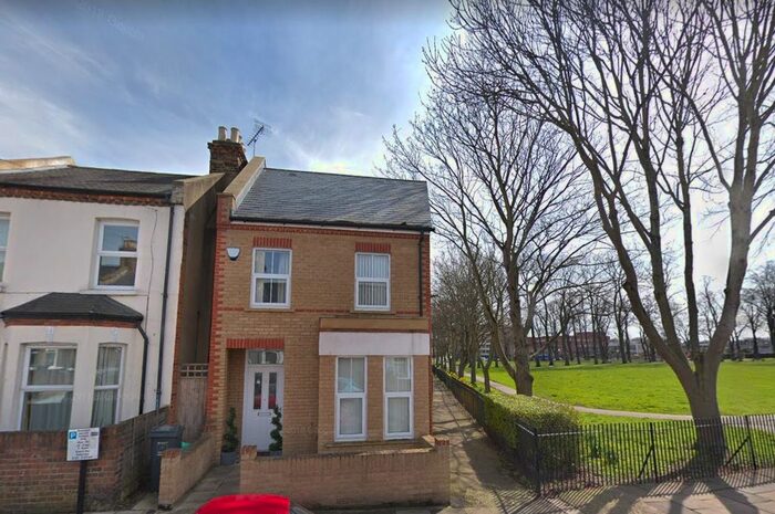 4 Bedroom Detached House To Rent In Lateward Road, Brentford, TW8