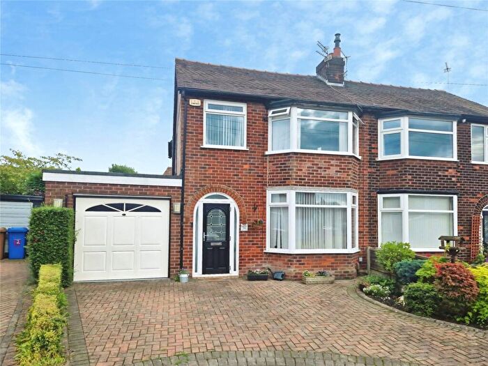 3 Bedroom Semi-Detached House For Sale In North Grove, Worsley, Manchester, M28