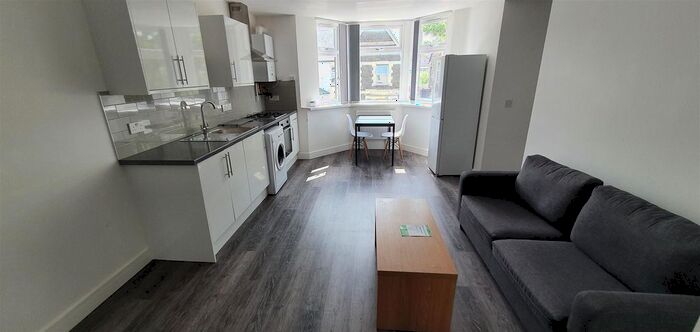 2 Bedroom Flat To Rent In Richards Street, Cathays, Cardiff, CF24