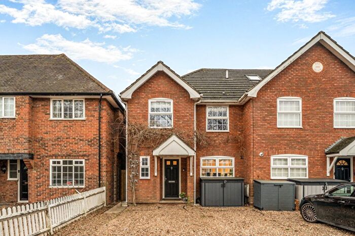 3 Bedroom End Terrace House For Sale In Byfleet, Surrey, KT14