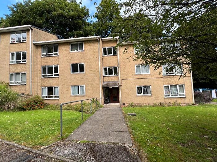 2 Bedroom Flat To Rent In Glenside Close, Huddersfield, West Yorkshire, HD3