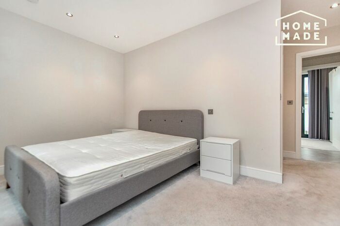 2 Bedroom Flat To Rent In Battersea Park Road, London, SW8
