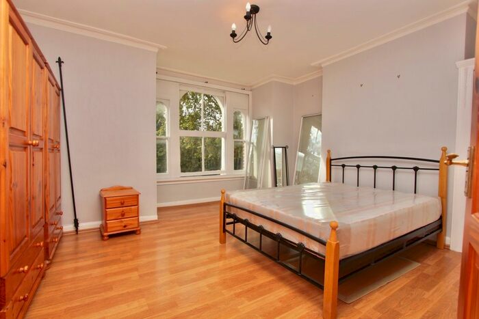 3 Bedroom Maisonette To Rent In Green Lanes, Stoke Newington, London, N16