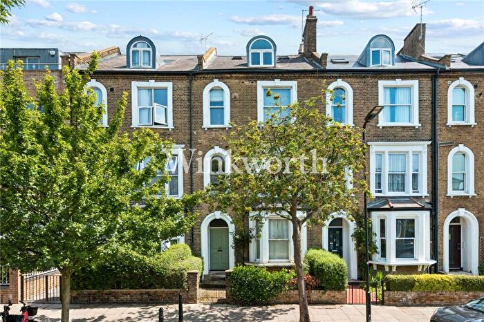 1 Bedroom Apartment For Sale In Finsbury Park Road, London, N4
