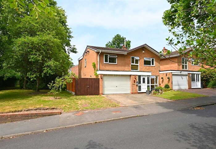 4 Bedroom Link Detached House For Sale In Christchurch Close, Edgbaston, Birmingham, B15