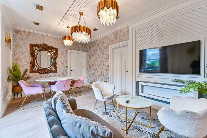 2 Bedroom Flat To Rent In Lady Somerset, Kentish Town, London, NW5