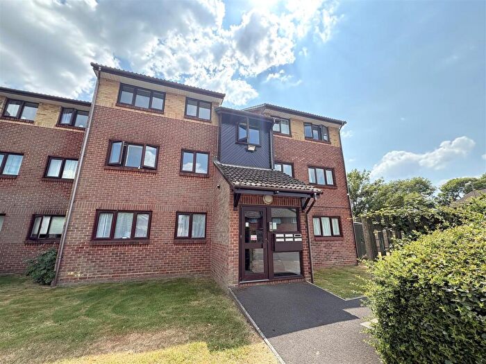 2 Bedroom Apartment For Sale In Woodrush Crescent, Locks Heath, SO31