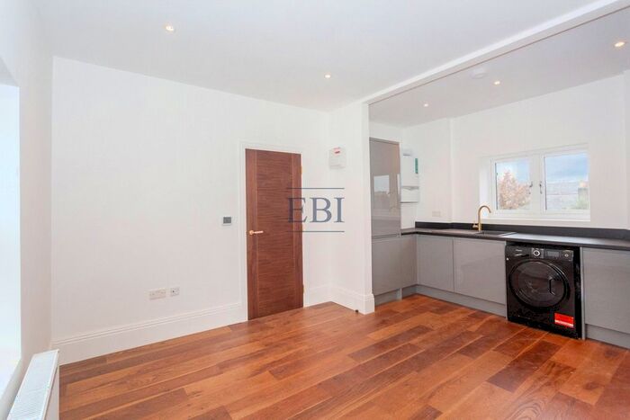 2 Bedroom Flat To Rent In Asylum Road, London, SE15