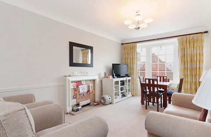 3 Bedroom Flat To Rent In Park Road, Marylebone, London, NW1