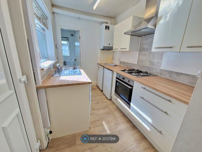 2 Bedroom Flat To Rent In Swalwell, Tyne And Wear, NE16