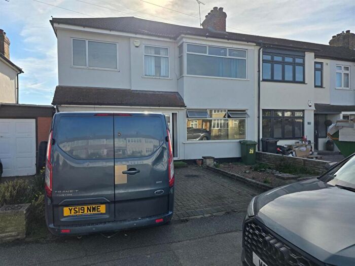 4 Bedroom House To Rent In Chestnut Avenue, Hornchurch, RM12