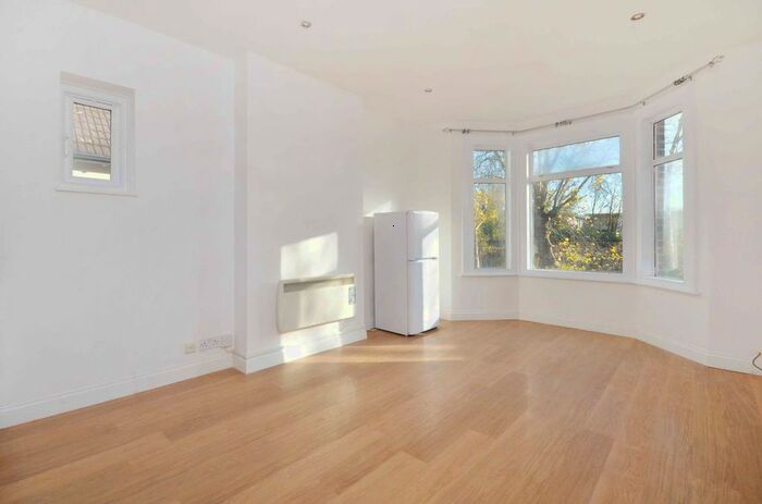 1 Bedroom Flat To Rent In Maybury Road, Woking, GU21