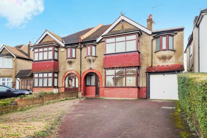 4 Bedroom Semi-Detached House To Rent In Alexandra Grove, North Finchley, N12