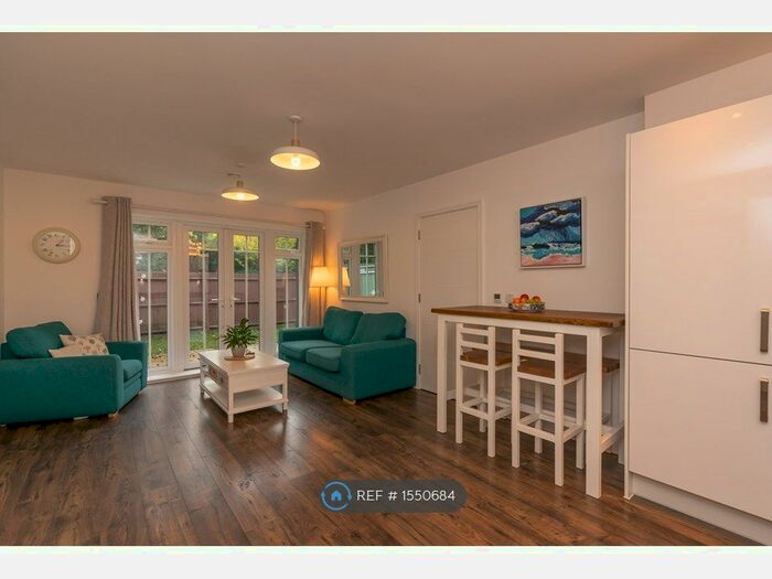 2 Bedroom Flat To Rent In The Willows, Warlingham, CR6