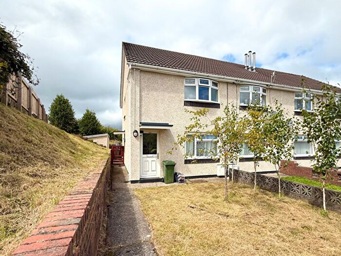 2 Bedroom Flat For Sale In Maesgwyn, Cwmdare, Aberdare, CF44