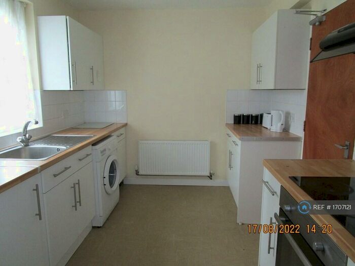 5 Bedroom Semi-Detached House To Rent In Founder Close, Coventry, CV4