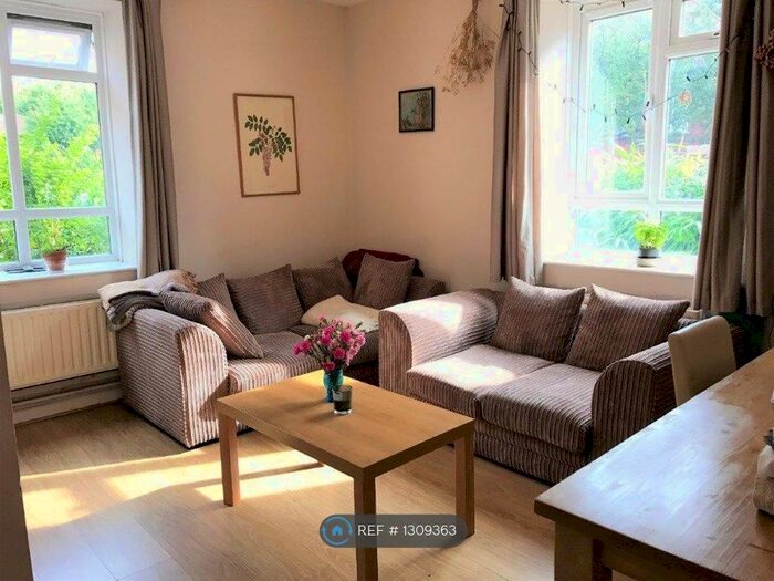 4 Bedroom Flat To Rent In Nelsons Row, Clapham Common SW4