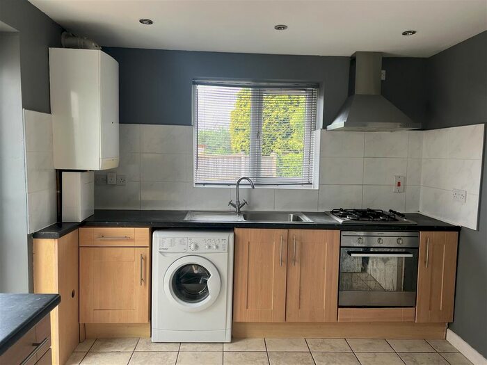 2 Bedroom Flat To Rent In Broadstone Avenue, Walsall, WS3