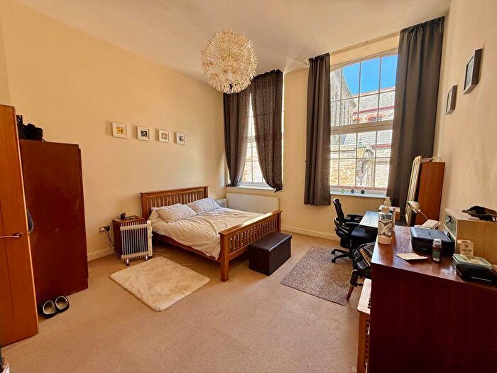 1 Bedroom Flat For Sale In Palace Street, The Barbican, Plymouth. A Fabulous Large Double Bedroomed First Floor Flat. Wonderful Central Plymouth!, PL4