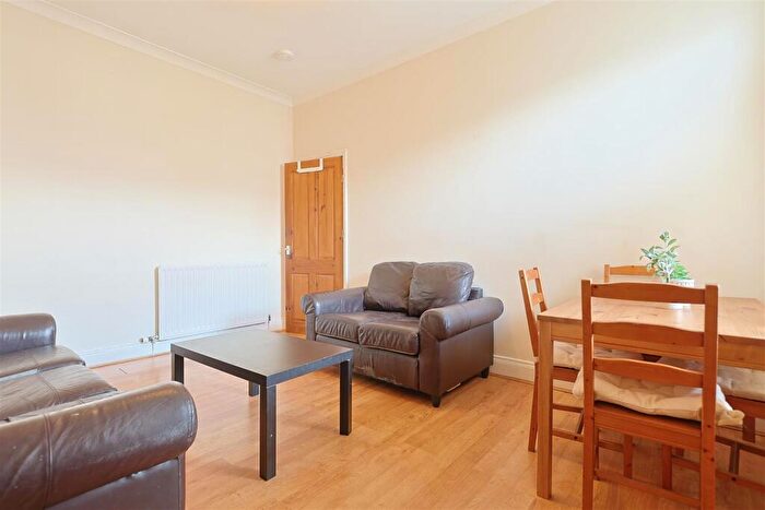 3 Bedroom Flat To Rent In Tavistock Road, Jesmond, Newcastle Upon Tyne, NE2