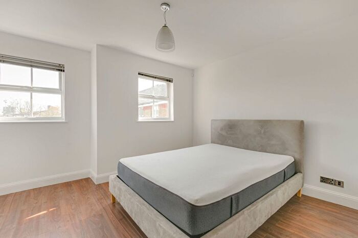 2 Bedroom Flat To Rent In Commercial Way, London, SE15