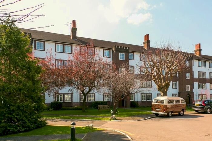 2 Bedroom Flat To Rent In Gloucester Court, Kew Road, Kew, Richmond, Surrey, TW9