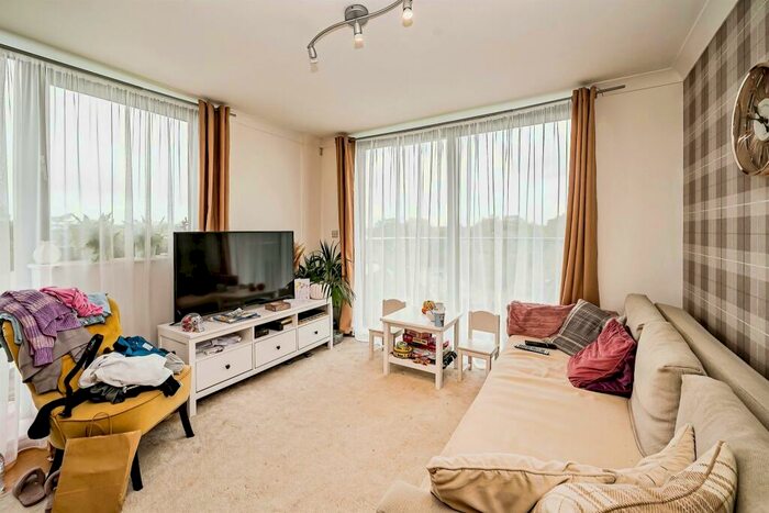 2 Bedroom Flat For Sale In Bath Road, Slough, SL1