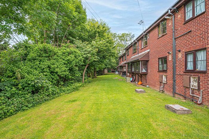 2 Bedroom Flat For Sale In Henry Road, New Barnet, Barnet, EN4