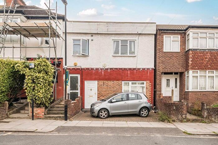 2 Bedroom Flat For Sale In The Avenue, Tottenham, London, N17