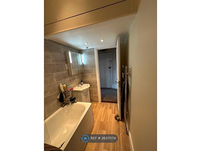 1 Bedroom Flat To Rent In South Lambeth Road, London, SW8