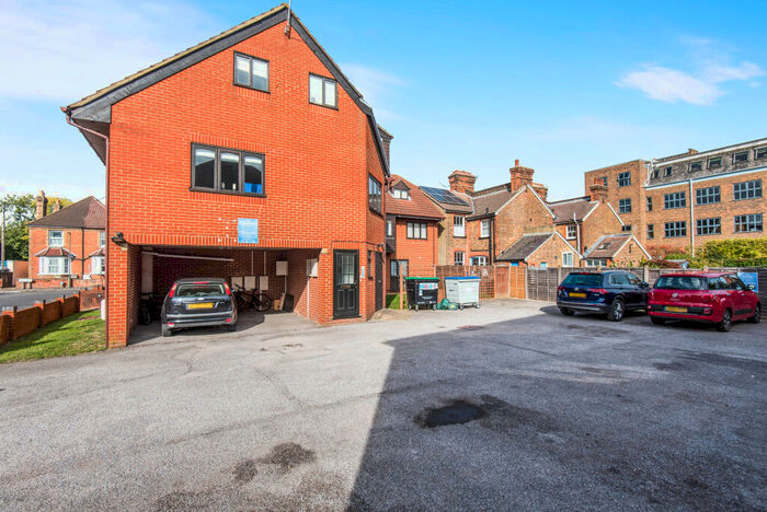 2 Bedroom Apartment To Rent In Bayliss Court, Guildford, GU1